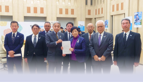 東京都知事と全東葬連メンバーが写っている写真